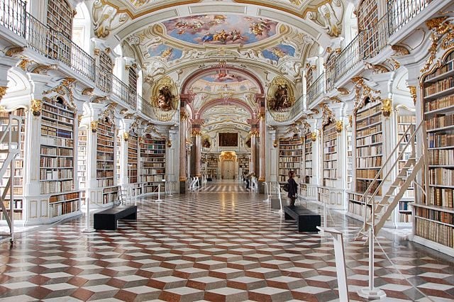 Biblioteca di Admont – Foto <a href="https://commons.wikimedia.org/wiki/File:Stift_Admont,_Bibliothek.jpg" target="_blank" rel="nofollow noopener">Wikimedia Commons</a>