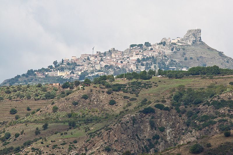 Bova superiore visto da Palizzi superiore. Foto di <a href="https://it.wikipedia.org/wiki/File:Bova_–_View_from_Palizzi_–_Photo_by_Filippo_Parisi.jpg" target="_blank" rel="nofollow noopener">Filippo Parisi</a>