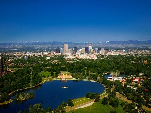 Denver – Foto <a href="https://pixabay.com/it/photos/denver–colorado–montagne–citt%C3%A0–2228783/" target="_blank" rel="nofollow noopener">Pixabay</a>