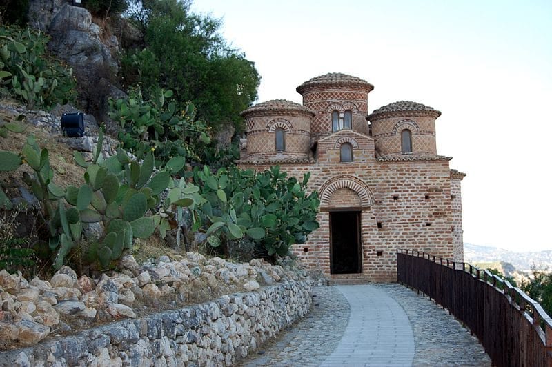 La Cattolica di Stilo. Foto di <a href="https://commons.wikimedia.org/wiki/File:Cattolica_di_Stilo_–_Province_of_Reggio_Calabria,_Italy_–_18_June_2011.jpg" target="_blank" rel="nofollow noopener">don Tommaso</a>