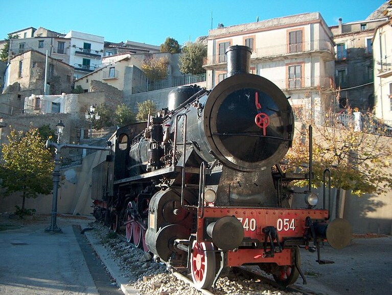 locomotiva a vapore conservata come monumento a Bova