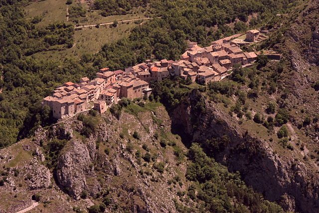 Castrovalva – Foto <a href="https://it.wikipedia.org/wiki/File:Castro_Valva.JPG" target="_blank" rel="nofollow noopener">Wikipedia</a>