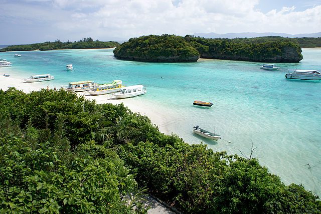 Kabira Bay – Foto <a href="https://it.m.wikipedia.org/wiki/File:Kabira_Bay_Ishigaki_Island41s3s4500.jpg" target="_blank" rel="nofollow noopener">Wikipedia</a>