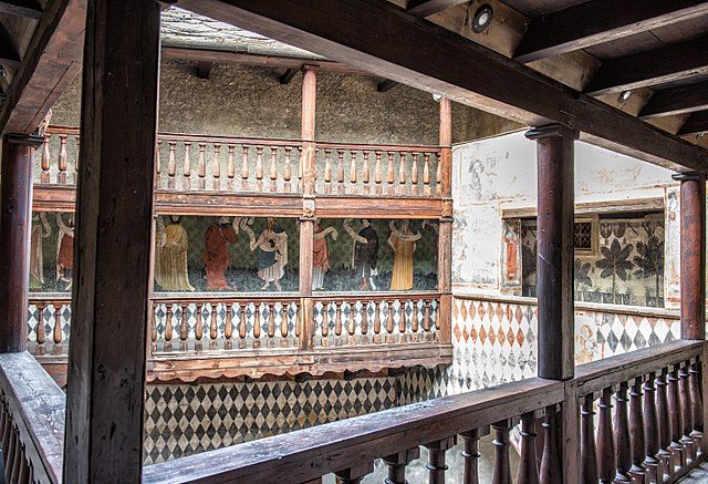 Veduta interna del Castello di Fénis con gli affreschi – Foto Wikimedia Commons