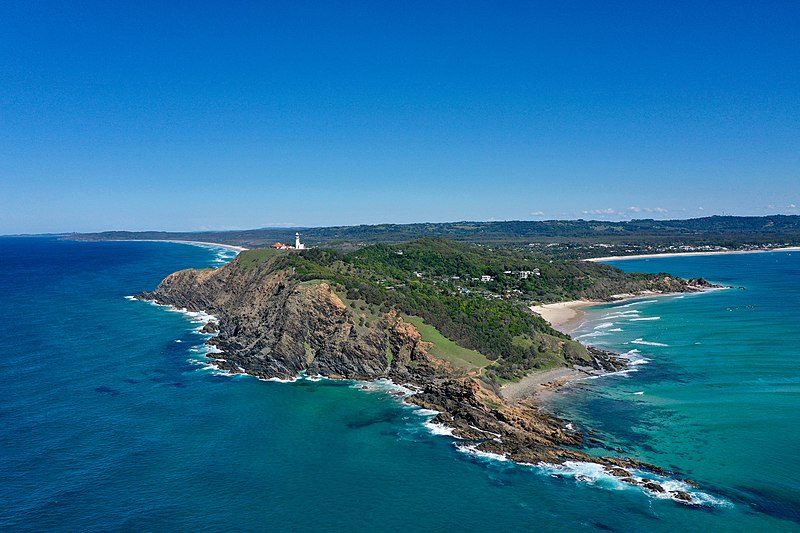 Byron Bay. Foto di <a href="https://commons.wikimedia.org/wiki/File:Byron_Bay_Lighthouse,_Beach_and_Hinterland_in_the_Northern_Rivers,_NSW,_Australia.jpg" target="_blank" rel="nofollow noopener">Kpravin2</a>