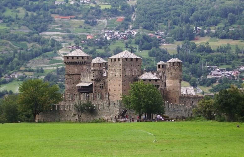 Castello di Fénis – Foto <a href="https://commons.wikimedia.org/wiki/File:Castello_fenis.JPG" target="_blank" rel="nofollow noopener">Wikimedia Commons</a>