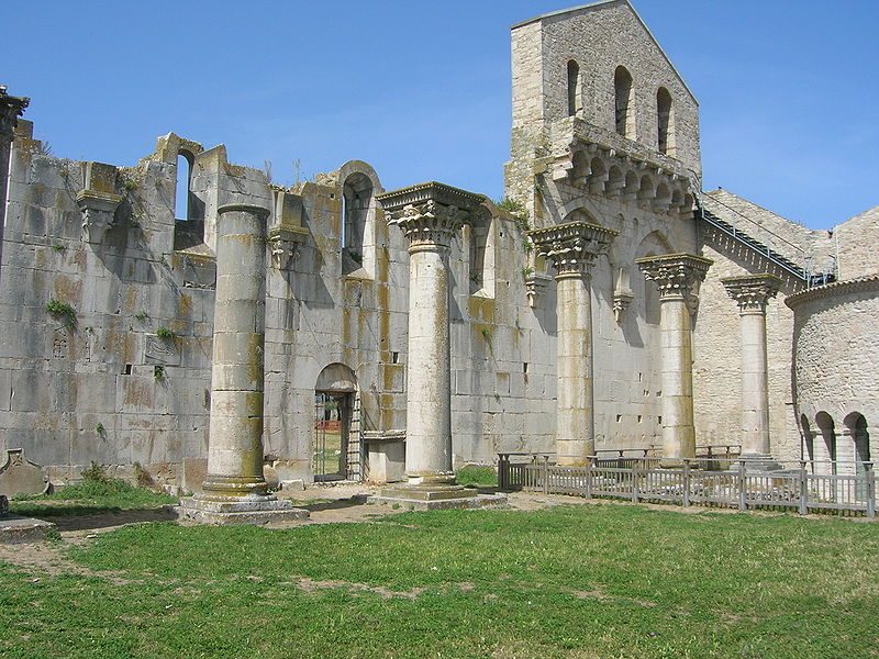 Interno della Chiesa Incompiuta, Venosa. Foto di <a href="https://it.wikipedia.org/wiki/File:Venosa_Chiesa_Incompiuta.jpg" target="_blank" rel="nofollow noopener">Generale Lee</a>