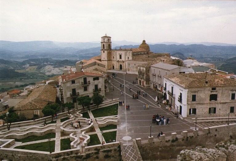 Piazza della chiesa di Santa Severina
