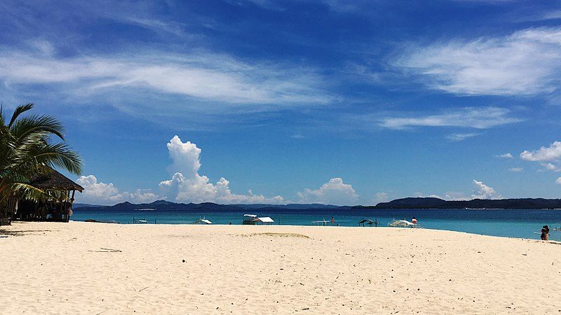 Siargao. Foto di <a href="https://commons.wikimedia.org/wiki/File:Siargao_18.jpg" target="_blank" rel="nofollow noopener">ChaasPrime</a>