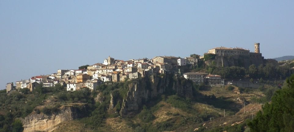 Borgo arroccato di Caccuri. Foto di <a href="https://it.wikipedia.org/wiki/File:Castello_caccuri_dalla_parte.JPG" target="_blank" rel="nofollow noopener">Drnico</a>