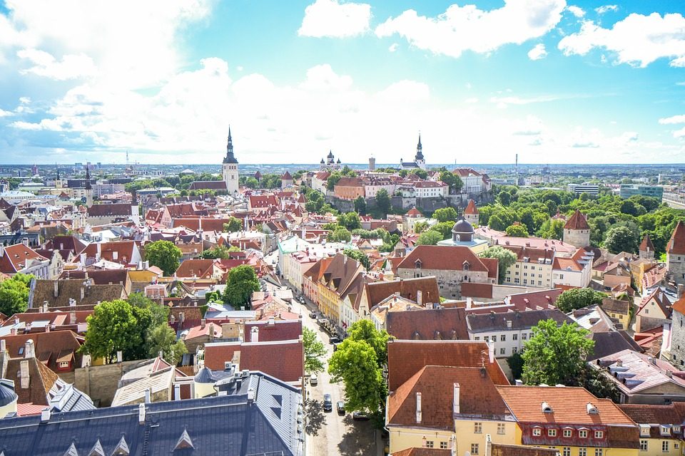 Centro storico di Tallinn. Foto di <a href="https://pixabay.com/it/photos/tallinn–estonia–centro–storico–2112816/" target="_blank" rel="nofollow noopener">sayama</a>