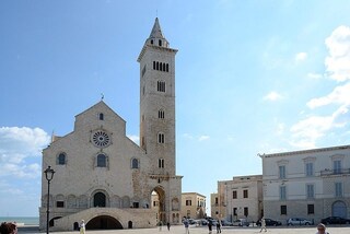 Cattedrale di Trani: fascino medievale, simboli e misteri