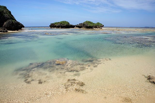 Hoshizuna no Hama, Isola di Iriomote – Foto <a href="https://commons.wikimedia.org/wiki/File:Hoshizuna–no–hama_Iriomote_Island04bs3s4592.jpg" target="_blank" rel="nofollow noopener">Wikimedia Commons</a>