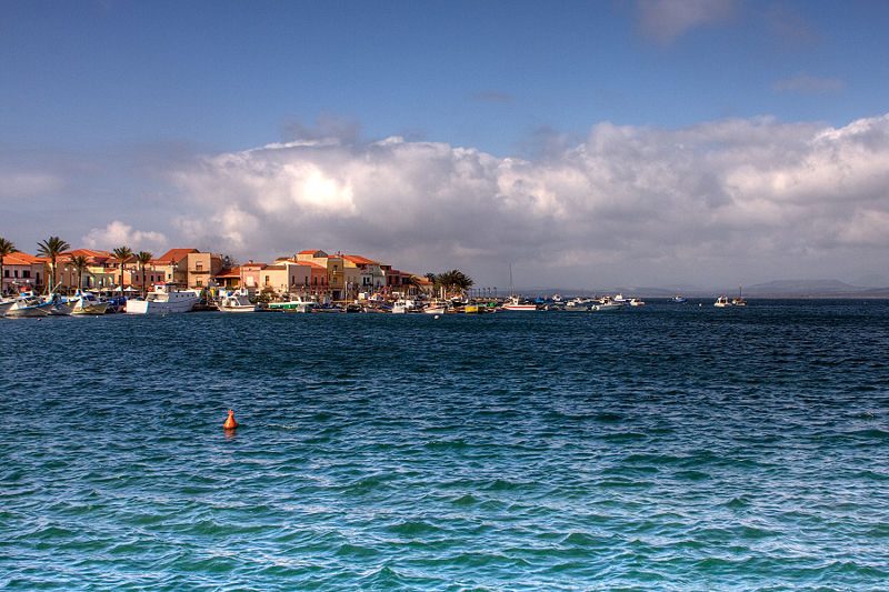 Il lungomare della città di Sant’Antioco, nell’omonima isola. Foto di <a href="https://it.wikipedia.org/wiki/File:Lungomare_Sant%27Antioco.jpg" target="_blank" rel="nofollow noopener">Roberto Ferrari</a>