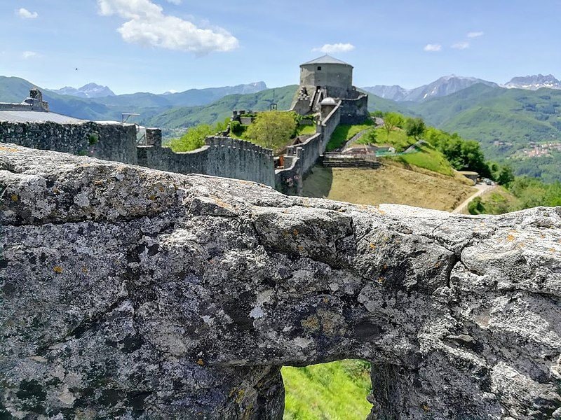 Le mura e la fortezza delle Verrucole. Foto di <a href="https://commons.wikimedia.org/wiki/File:Fortezza_delle_Verrucole_(Lucca)_61.jpg" target="_blank" rel="nofollow noopener">Camelia.boban</a>