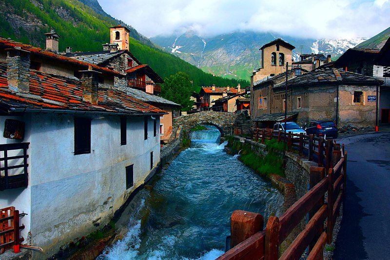 Chinale, Parco del Monviso. Foto di <a href="https://commons.wikimedia.org/wiki/File:Torrente_Vaira_Chianale.jpg" target="_blank" rel="nofollow noopener">Domenicobici</a>