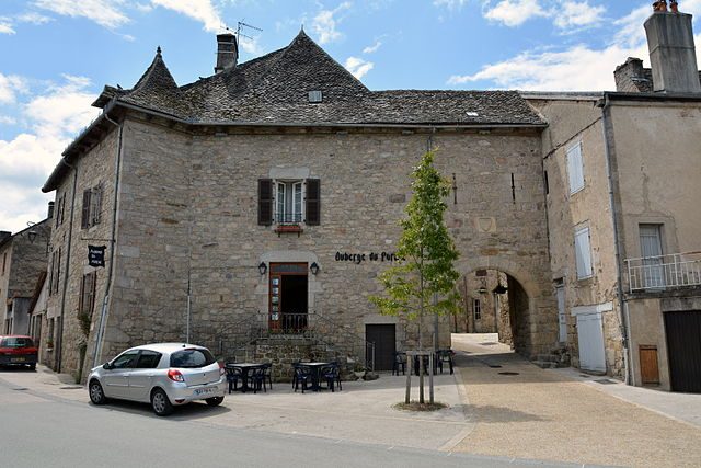 Porta del villaggio di Marcolès – Foto Wikimedia Commons