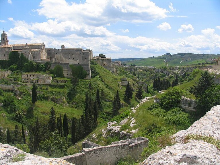 Vista della Cattedrale e del torrente La "Gravina"