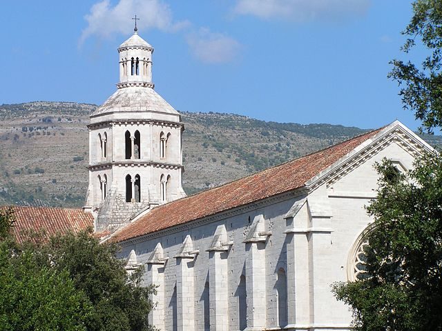 Abbazia di Fossanova – Foto <a href="https://commons.wikimedia.org/wiki/File:Abbaye_Fossanova024.jpg" target="_blank" rel="nofollow noopener">Wikimedia Commons</a>