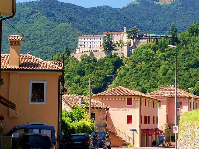 Cison di Valmarino – Foto <a href="https://commons.wikimedia.org/wiki/File:Cison_di_Valmarino.jpg" target="_blank" rel="nofollow noopener">Wikimedia Commons</a>