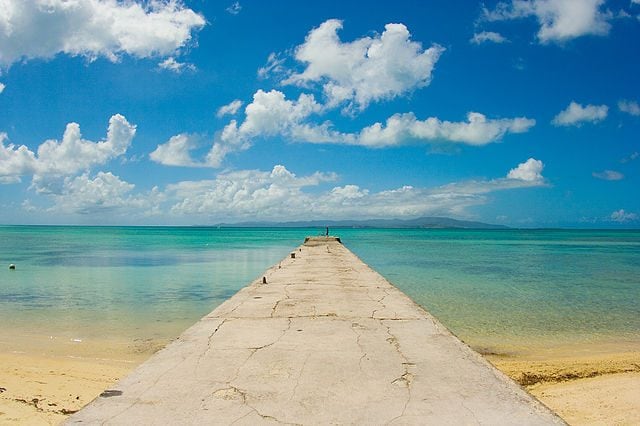 Taketomi – Foto <a href="https://commons.wikimedia.org/wiki/File:Taketomi_island_–_West_jetty.jpg" target="_blank" rel="nofollow noopener">Wikimedia Commons</a>