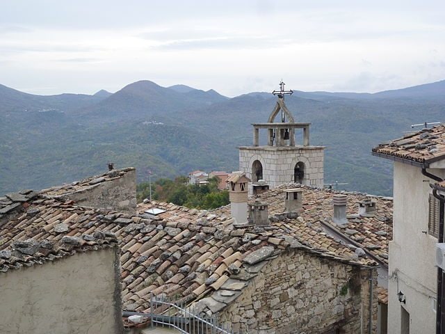 Scorcio di Montelapiano – Foto <a href="https://it.wikipedia.org/wiki/File:Veduta_Montelapiano.JPG" target="_blank" rel="nofollow noopener">Wikimedia Commons</a>