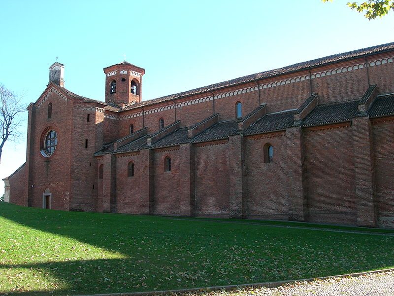 Abbazia Cistercense di Morimondo. Foto di <a href="https://it.wikipedia.org/wiki/File:Morimondo_vista_nord.JPG" target="_blank" rel="nofollow noopener">Francorov</a>