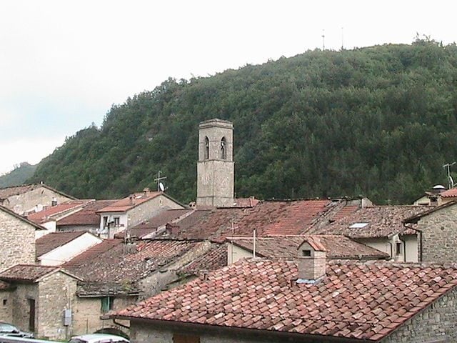Scorcio di Bagno di Romagna – Foto <a href="https://commons.wikimedia.org/wiki/File:BAGNO_DI_ROMAGNA_–_Scorcio_sui_tetti_07.JPG" target="_blank" rel="nofollow noopener">Wikimedia Commons</a>