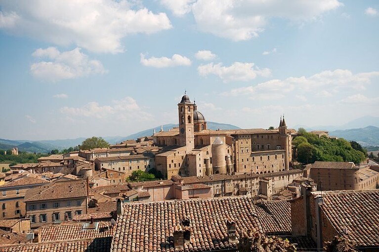 Vista di Urbino dal colle della fortezza con il Duomo ed il Palazzo Ducale.