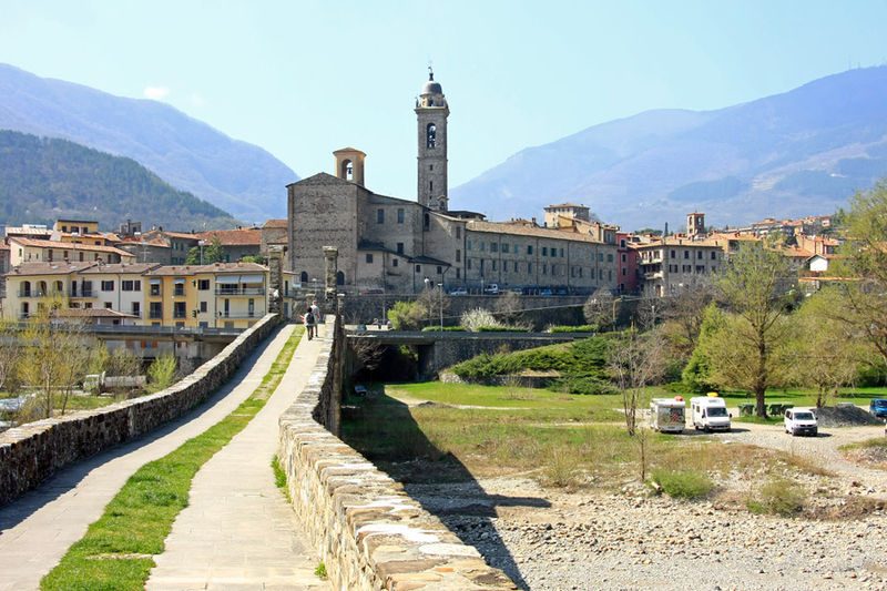 Bobbio. Foto di <a href="https://it.wikipedia.org/wiki/File:Bobbio_panorama.jpg" target="_blank" rel="nofollow noopener">Alessandro Vecchi</a>