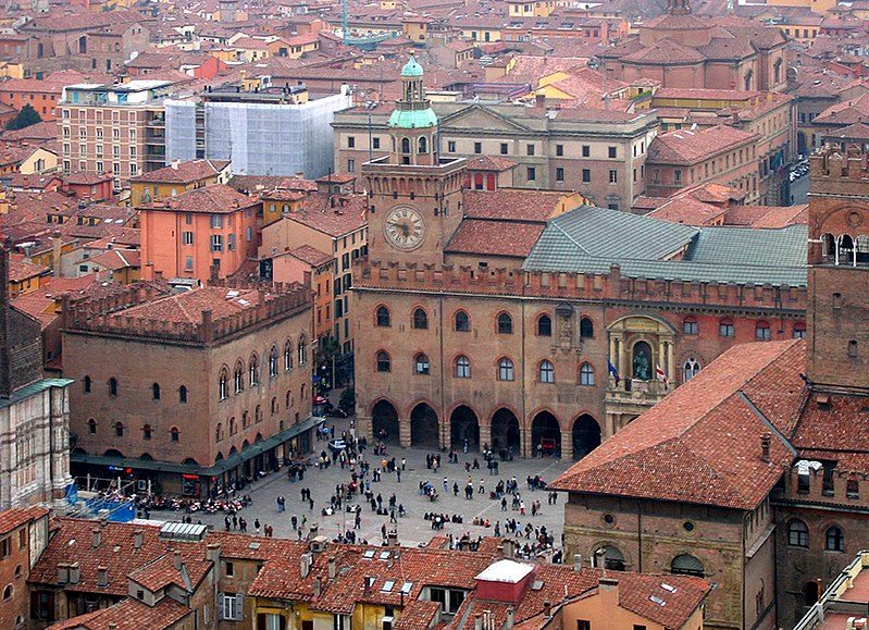 Piazza Maggiore di Bologna. Foto di <a href="https://commons.wikimedia.org/wiki/File:Bologna–vista02.jpg" target="_blank" rel="nofollow noopener">Gaspa</a>