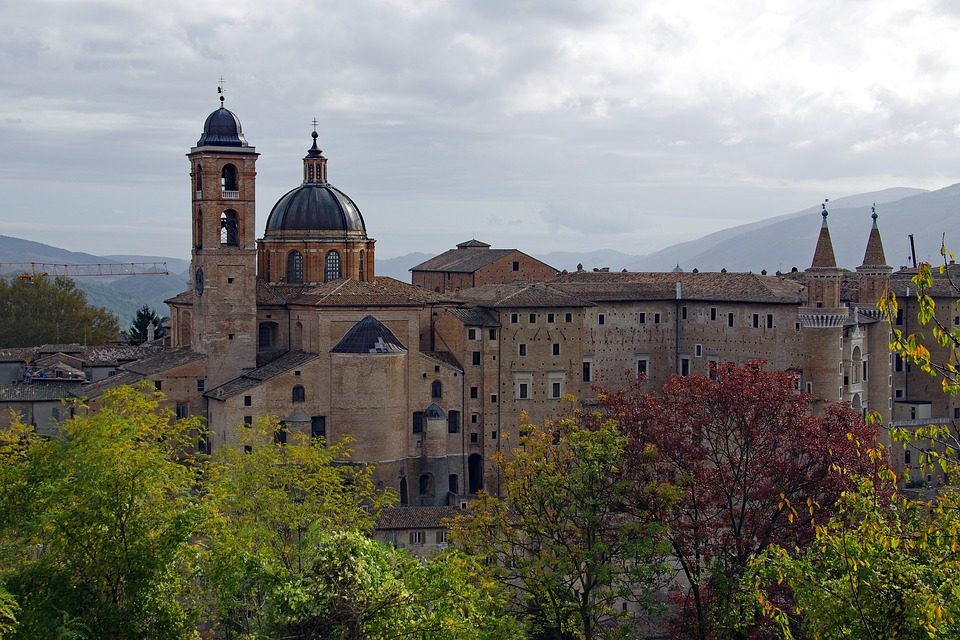 Urbino. Foto di <a href="https://pixabay.com/it/photos/urbino–palazzo–ducale–torricini–2937990/" target="_blank" rel="nofollow noopener">valtercirillo</a>