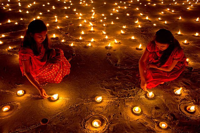 Diwali, il Festival delle Luci – Foto <a href="https://commons.wikimedia.org/wiki/File:Diwali_Festival.jpg" target="_blank" rel="nofollow noopener">Wikimedia Commons</a>