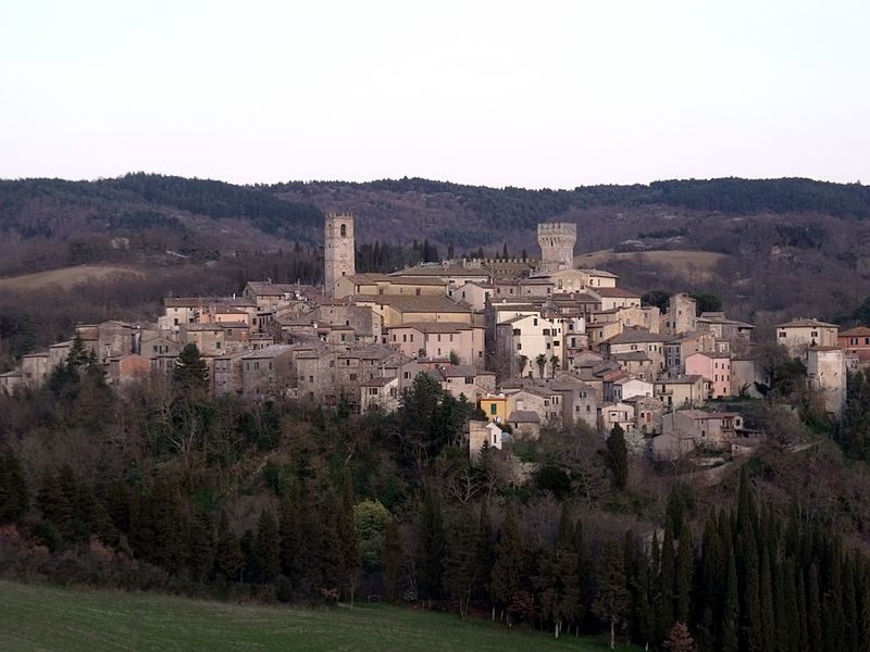 Panorama di San Casciano dei Bagni. Foto di <a href="https://it.wikipedia.org/wiki/File:SanCascianoDeiBagniPanorama.JPG" target="_blank" rel="nofollow noopener">LigaDue</a>