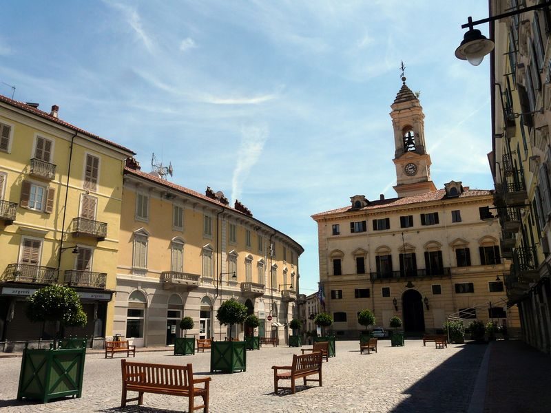 Piazza Ferruccio Nazionale, Ivrea. Foto di <a href="https://it.wikipedia.org/wiki/File:Ivrea–piazza_Ferruccio_Nazionale1.jpg" target="_blank" rel="nofollow noopener">Davide Papalini</a>