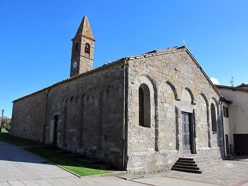 Santa Maria a Scò. Foto di <a href="https://it.wikipedia.org/wiki/File:Pieve_di_santa_mari_a_sc%C3%B2,_ext._01.JPG" target="_blank" rel="nofollow noopener">Sailko</a>