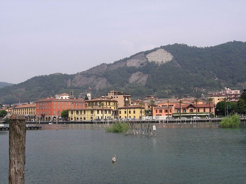 Sarnico, provincia di Bergamo. Foto di <a href="https://it.m.wikipedia.org/wiki/File:Sarnico_vista_02.jpg" target="_blank" rel="nofollow noopener">Ago76</a>