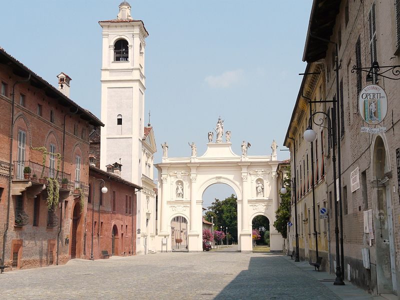 arco belvedere – cherasco. Foto di <a href="https://commons.wikimedia.org/wiki/File:Cherasco–arco_di_belvedere2.jpg" target="_blank" rel="nofollow noopener">Davide Papalini</a>
