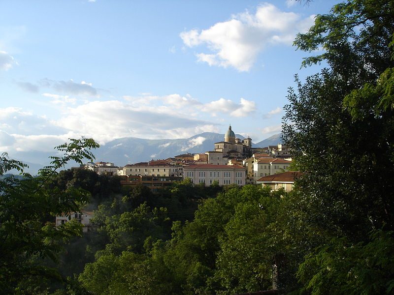 Vista su Atina, provincia di Frosonone. Foto di <a href="https://it.m.wikipedia.org/wiki/File:Atina_–_Cattedrale.JPG" target="_blank" rel="nofollow noopener">Wento</a>