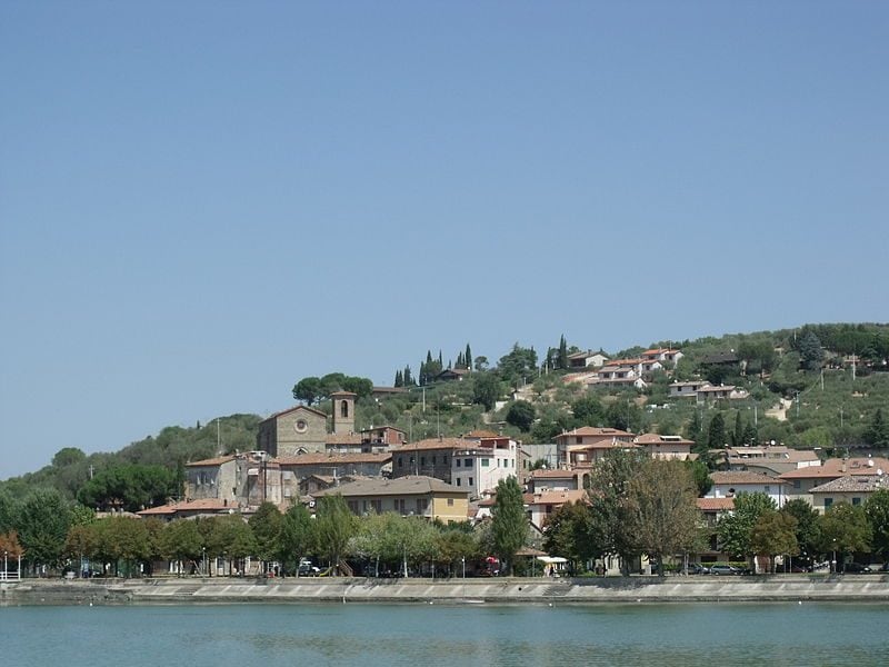 Borgo di San Feliciano nel comune di Magione. Foto di <a href="https://it.m.wikipedia.org/wiki/File:MagioneSanFelicianoPanorama.JPG" target="_blank" rel="nofollow noopener">LigaDue</a>