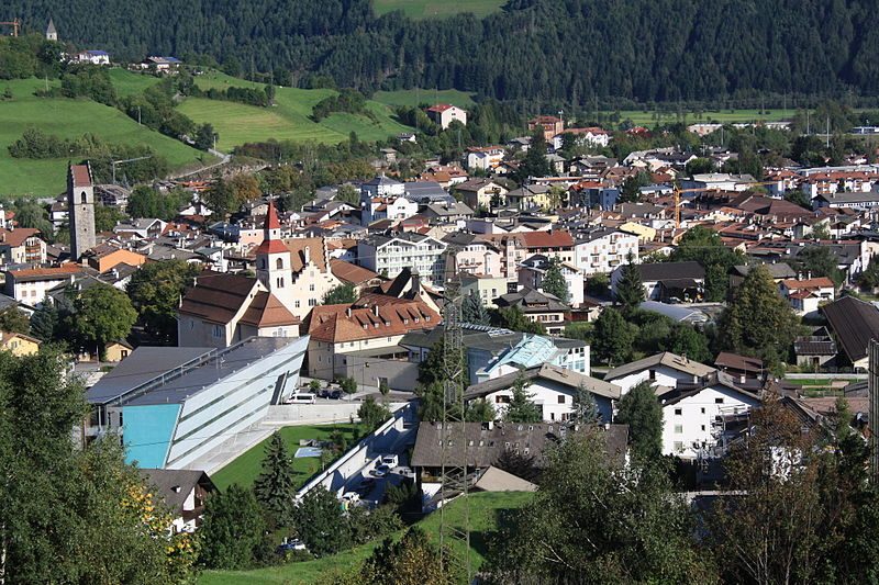 Vista sulla cittadina di Vipiteno. Foto di <a href="https://it.wikipedia.org/wiki/File:Vipiteno_View.JPG" target="_blank" rel="nofollow noopener">Piergiuliano Chesi</a>