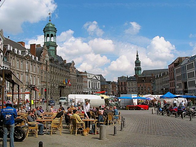 Mons – Foto <a href="https://commons.wikimedia.org/wiki/File:Mons_JPG06.jpg" target="_blank" rel="nofollow noopener">Wikimedia Commons</a>