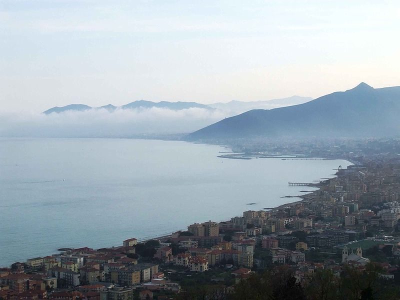 Panorama su Borgio – Verezzi. Foto di <a href="https://commons.wikimedia.org/wiki/File:Borgio_–_Verezzi_–_panoramio.jpg" target="_blank" rel="nofollow noopener">Stefano Mazzone</a>
