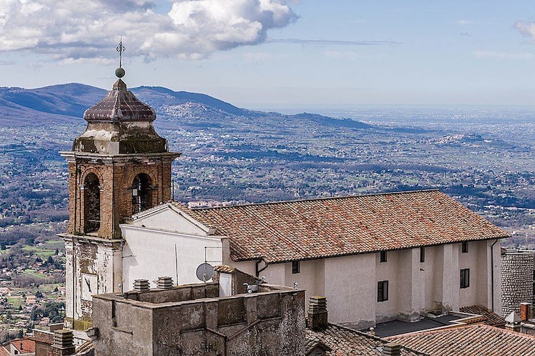 Chiesa di San Pietro e panorama sui Castelli Romani e Roma