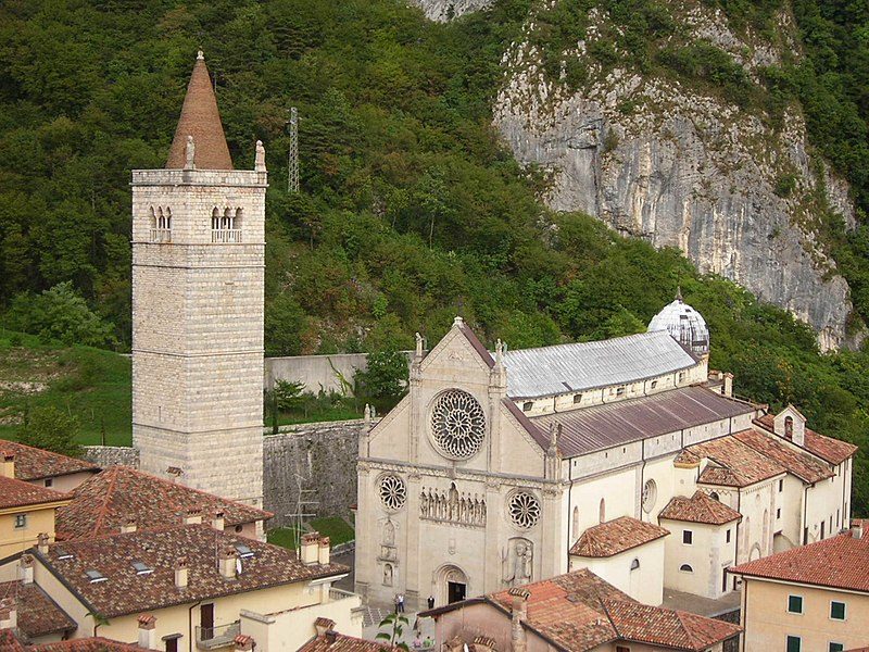 Duomo di Gemona del Friuli. Foto di <a href="https://it.m.wikipedia.org/wiki/File:Duomo_Gemona.jpg" target="_blank" rel="nofollow noopener">Telewiki93</a>