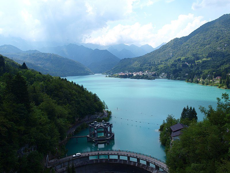 Lago di Barcis. Foto di <a href="https://it.wikipedia.org/wiki/File:Lago_di_Barcis_(Barcis_Lake)_–_Dint_trail.jpg" target="_blank" rel="nofollow noopener">Stefano Travasci</a>