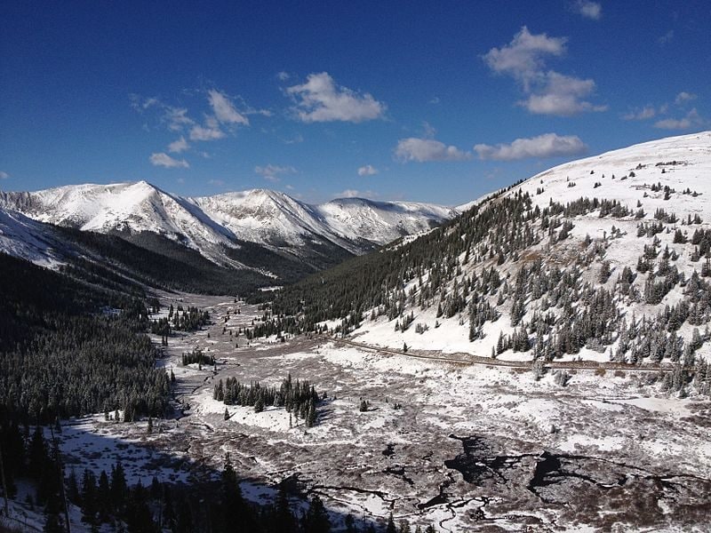 Rocky Mountains Colorado. Foto di <a href="https://commons.wikimedia.org/wiki/File:Rocky_Mountains_Colorado.JPG" target="_blank" rel="nofollow noopener">Wolf Wiggum</a>