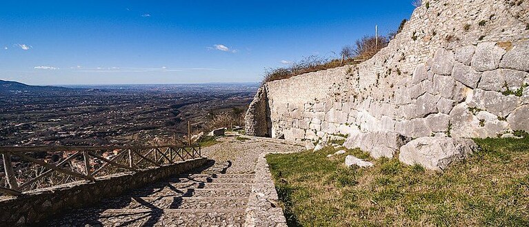 Un tratto delle mura poligonali di Castel San Pietro Romano
