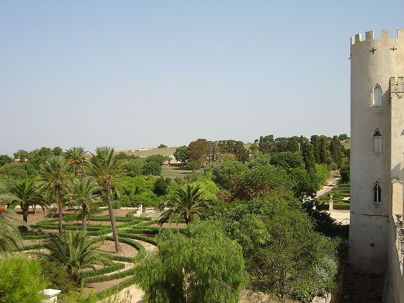 Vista del parco dal castello di Donnafugata. Foto di <a href="https://it.wikipedia.org/wiki/File:Castello_di_donnafugata_(vista–parco).JPG" target="_blank" rel="nofollow noopener">Okkiproject</a>