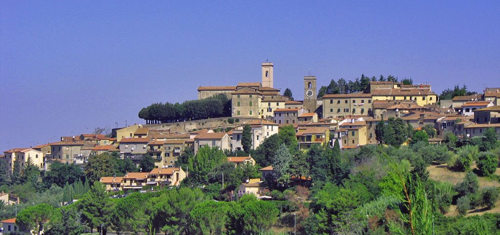 Panoramica di Montescudaio. Foto di <a href="https://it.m.wikipedia.org/wiki/File:Montescudaio_panoramica.jpg" target="_blank" rel="nofollow noopener">Tyrrhenus</a>